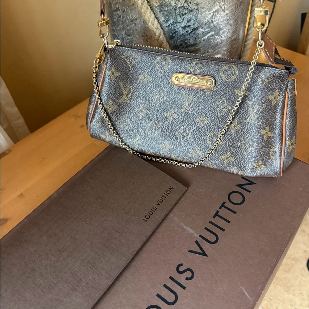 Louis Vuitton Eva Clutch - Picture 3 of 9